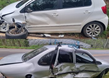 Chuva faz carro derrapar e bater em outro veículo na Rodovia do Contorno em Poços de Caldas
