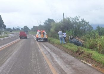 Carro capota após condutora desviar de caminhão na contramão em Poços de Caldas