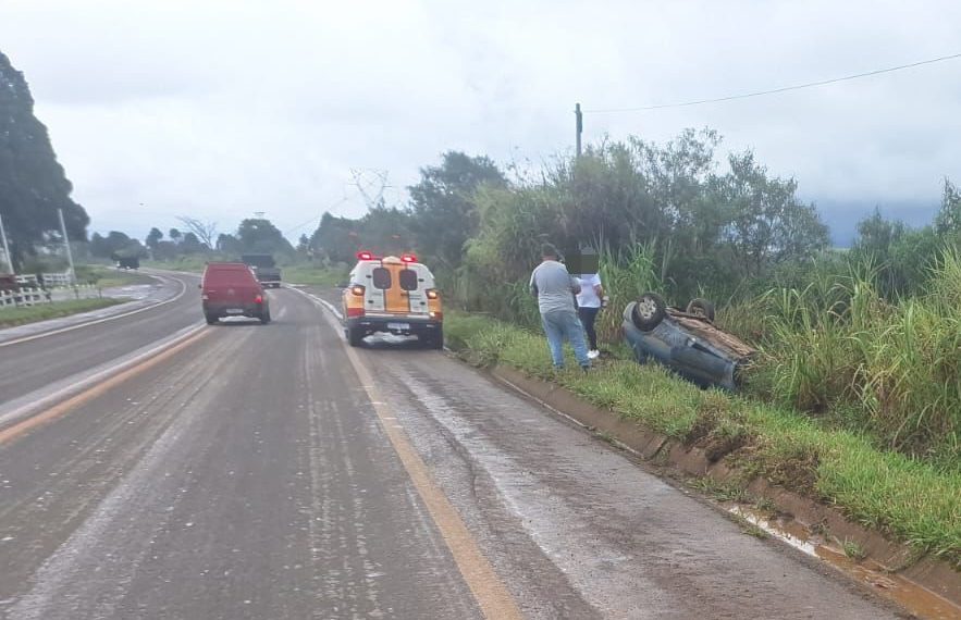 Carro capota após condutora desviar de caminhão na contramão em Poços de Caldas