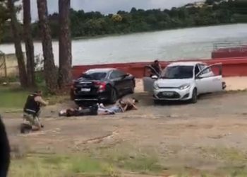 PM prende dois e recupera carro de motorista de aplicativo levado em assalto