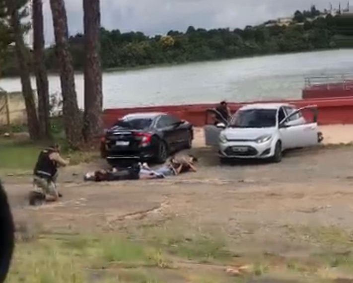 PM prende dois e recupera carro de motorista de aplicativo levado em assalto