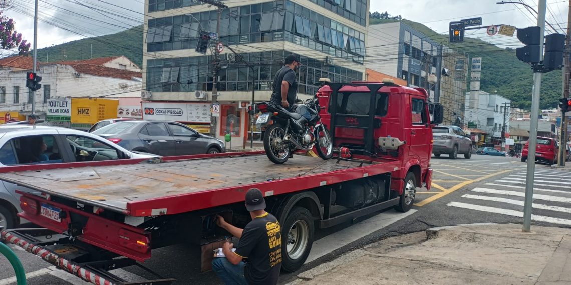 Demutran flagra homem empinando moto e veículo é apreendido em Poços
