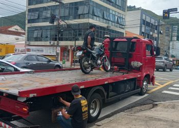 Demutran flagra homem empinando moto e veículo é apreendido em Poços
