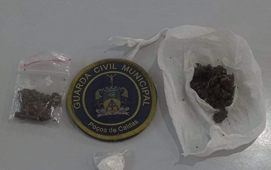 Guarda Municipal encontra maconha e cocáina escondidas dentro de tijolo em casa abandonada na zona oeste de Poços de Caldas