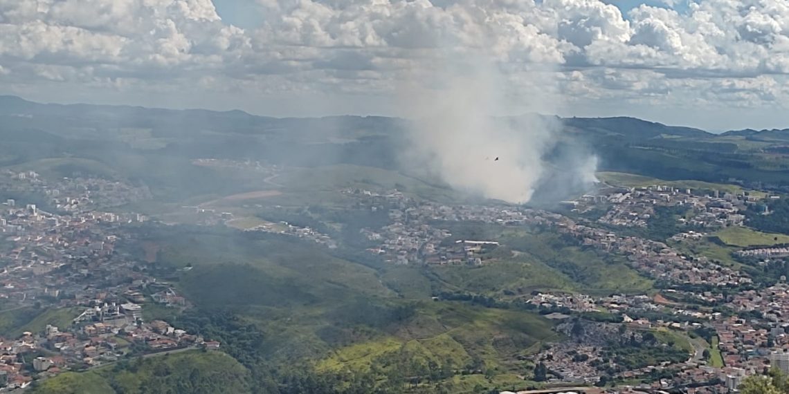 Incêndio na região Oeste de Poços causa intensa de fumaça na cidade