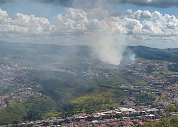 Incêndio na região Oeste de Poços causa intensa de fumaça na cidade