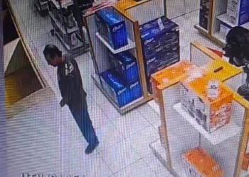 Homem é flagrado furtando cafeteira em loja de Poços de Caldas; VÍDEO