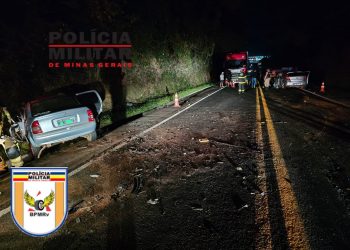 Batida frontal entre carros deixa duas pessoas mortas em rodovia no Sul de Minas