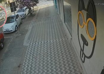 VÍDEO: Mulher perde o controle do carro e atinge três veículos no centro de Poços de Caldas