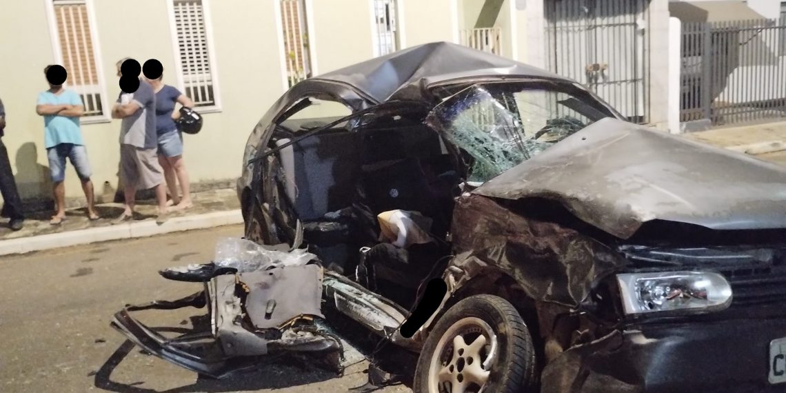 VÍDEO: Carro avança sinal de pare e acaba atingido por caminhão; três ficaram feridos