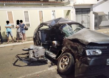 VÍDEO: Carro avança sinal de pare e acaba atingido por caminhão; três ficaram feridos