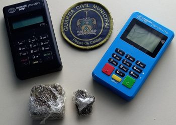 GCM e Demutran apreendem drogas e maquininhas de cartão após denúncia em Poços