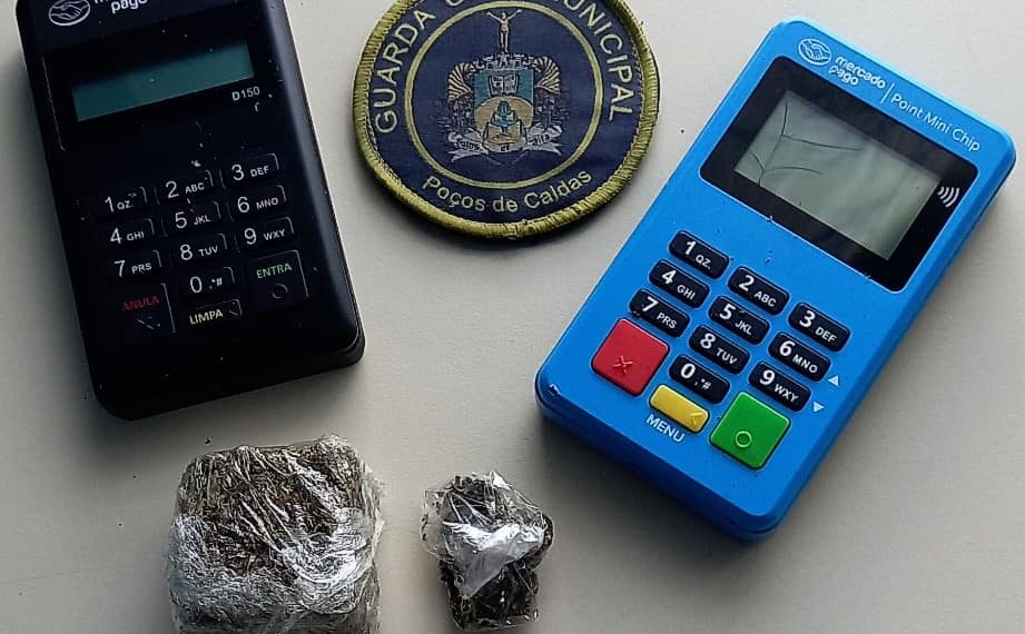 GCM e Demutran apreendem drogas e maquininhas de cartão após denúncia em Poços