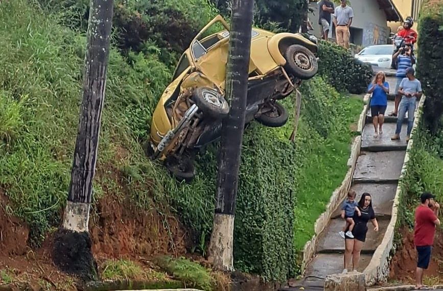 Susto: fusca perde freios e fica preso por coqueiro após cair em barranco