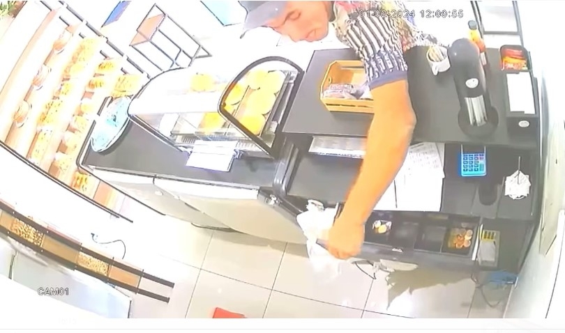 VÍDEO: homem é flagrado furtando dinheiro em cafeteria no centro de Poços de Caldas