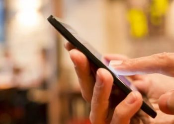 Escolas municipais devem decidir sobre a proibição ou uso de celulares pelos alunos em Poços