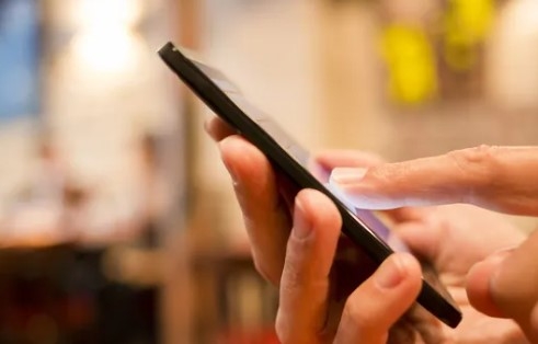 Escolas municipais devem decidir sobre a proibição ou uso de celulares pelos alunos em Poços