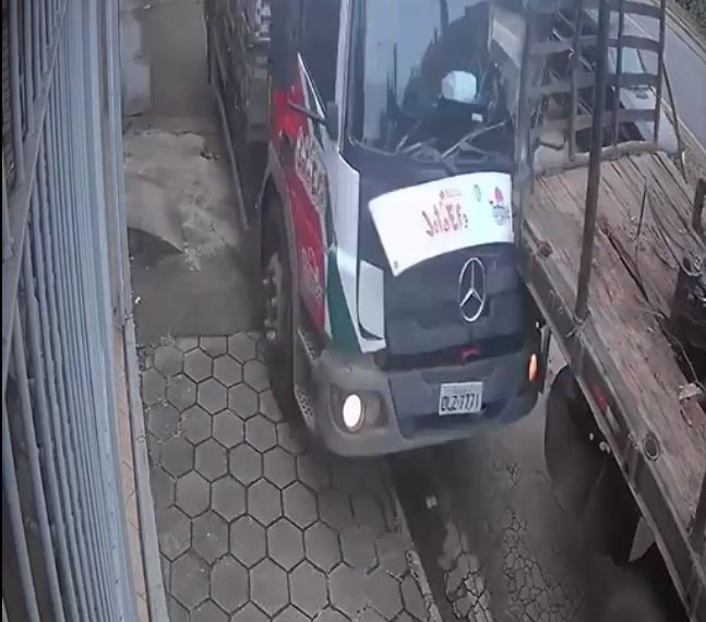 VÍDEO: veja o momento do acidente entre dois caminhões em Poços de Caldas