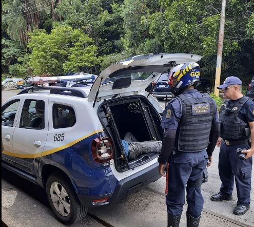 Norte-americano é preso acusado de pedofilia após fotografar partes íntimas de meninas em Poços