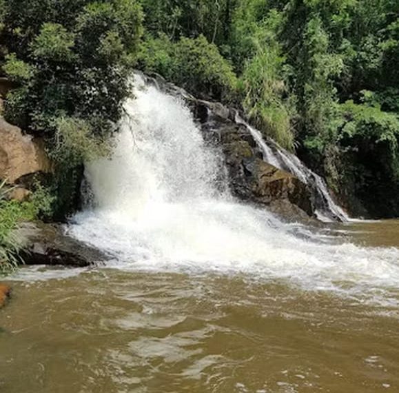 Homem morre após escorregar e bater a cabeça em cachoeira