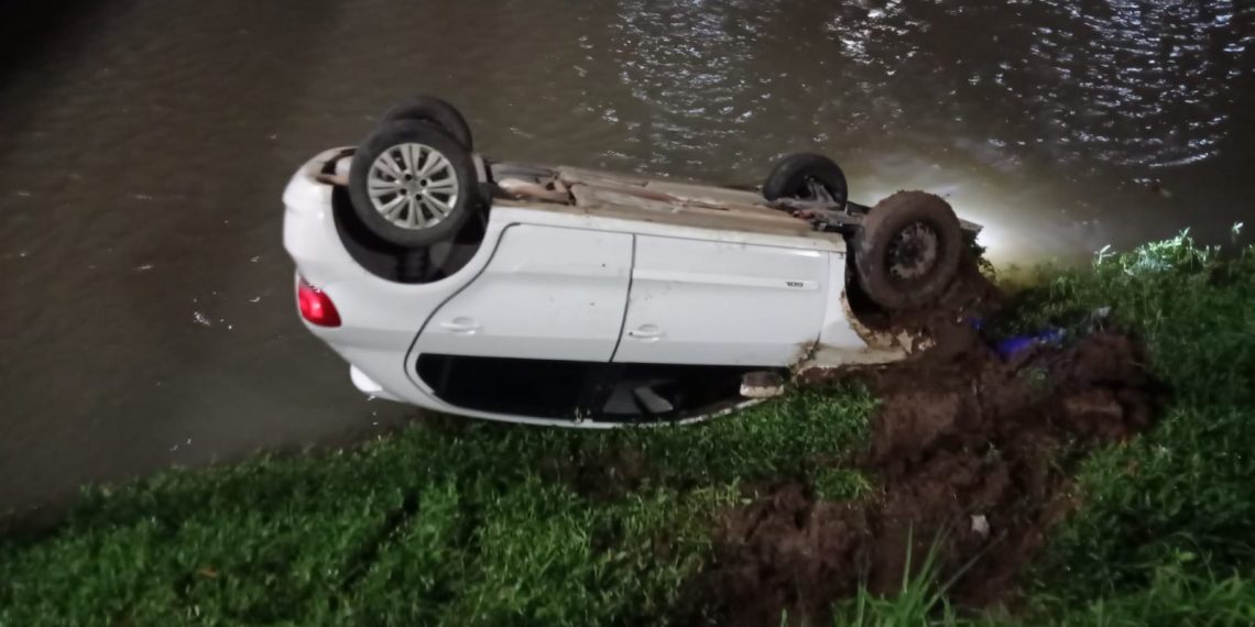 Motorista perde o controle e cai em rio em Poços de Caldas