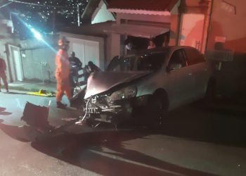 Carro atinge poste na zona oeste de Poços de Caldas