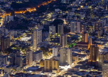 Prefeito anuncia redução da taxa de iluminação pública em Poços de Caldas