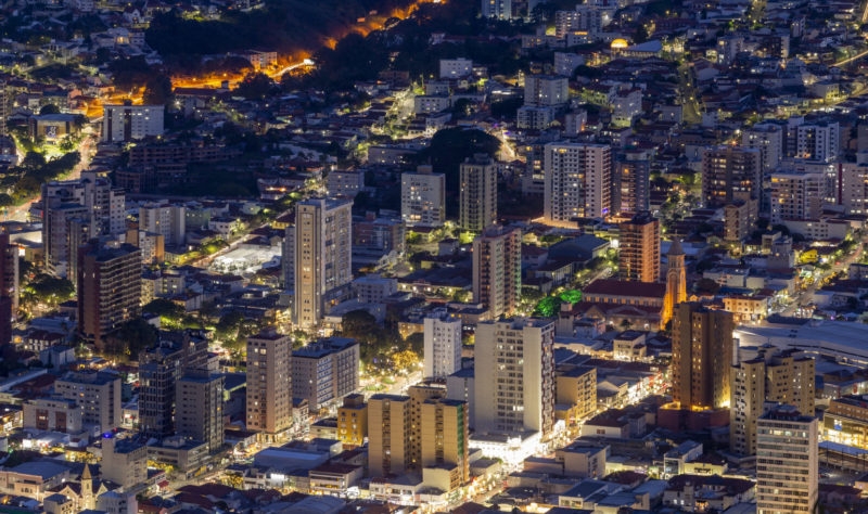 Prefeito anuncia redução da taxa de iluminação pública em Poços de Caldas