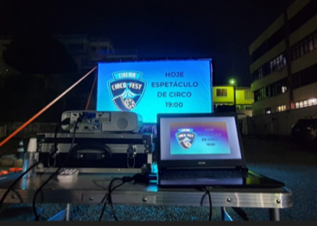 Projetos levam sessões de cinema ao ar livre para escolas públicas de Poços