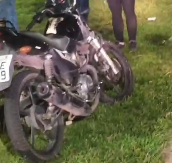 Acidente entre carro e moto deixa três pessoas feridas em Poços