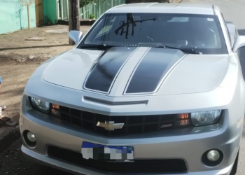 Adolescente de 12 anos é flagrado dirigindo Camaro entregue pelo pai em Poços