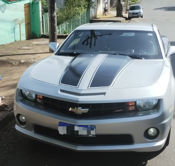Adolescente de 12 anos é flagrado dirigindo Camaro entregue pelo pai em Poços