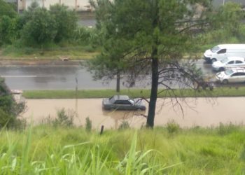 Chuva causa alagamento na Avenida Wenceslau Braz em Poços de Caldas