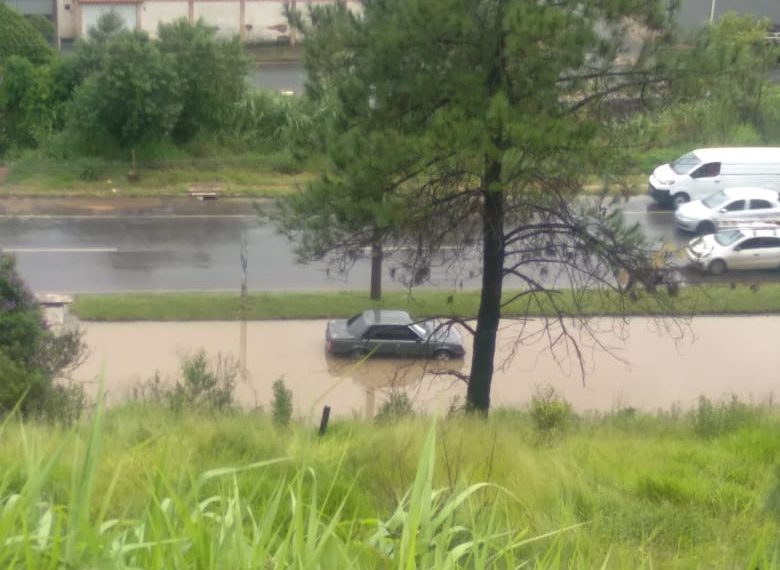 Chuva causa alagamento na Avenida Wenceslau Braz em Poços de Caldas