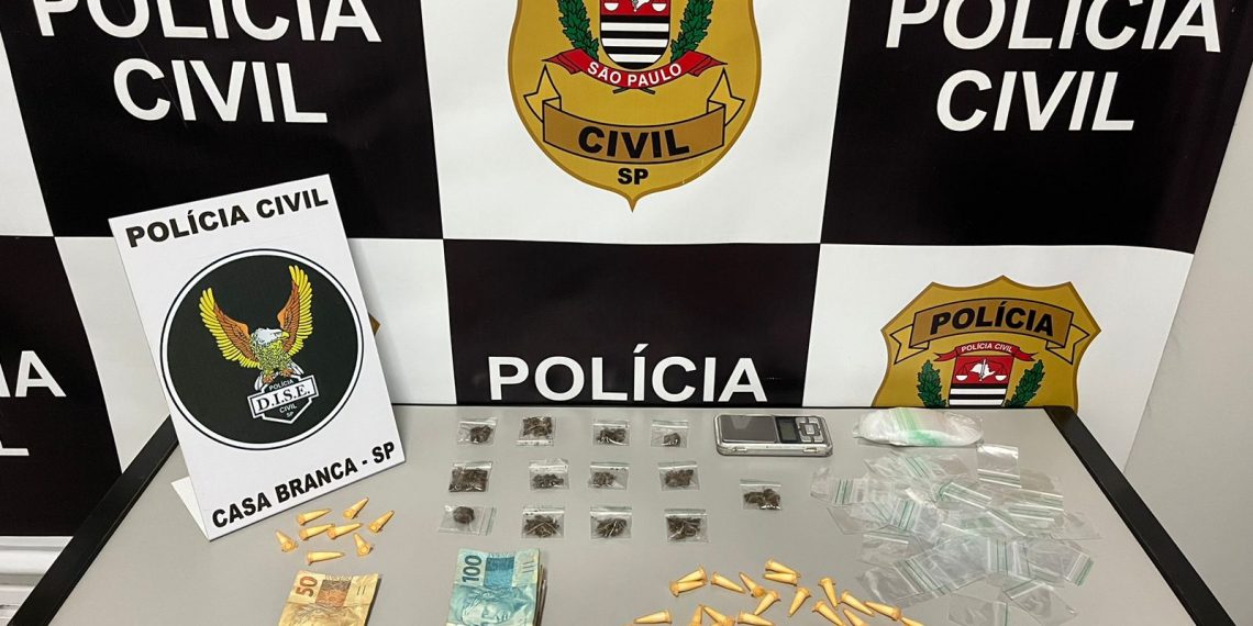 Mãe e filho de 16 anos são detidos após serem flagrados vendendo drogas na própria casa