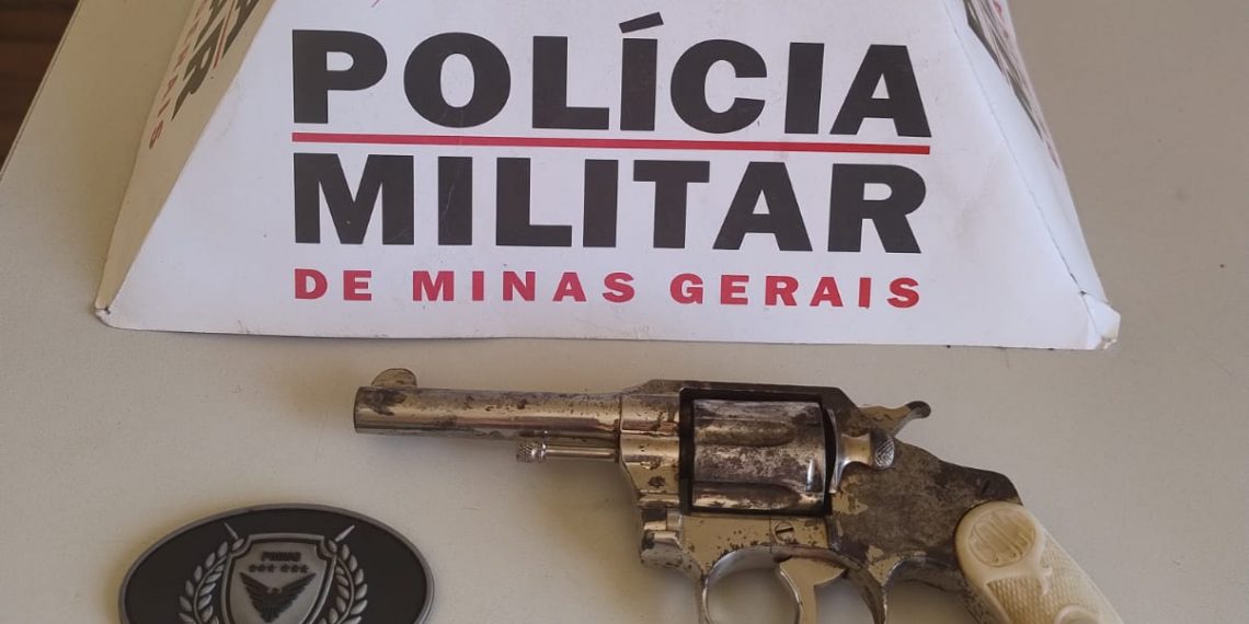 Idoso é detido por porte ilegal de arma de fogo.