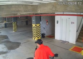 VÍDEO: suspeito invade condomínio e furta bicicleta em Poços de Caldas