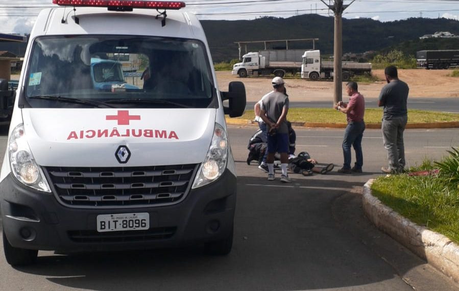 Motociclista fica ferido em acidente na zona sul de Poços de Caldas