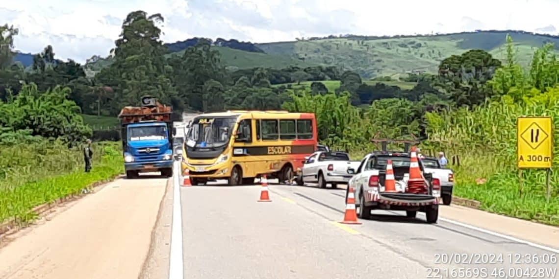 Micro-ônibus com dez crianças se envolve em acidente na BR-459