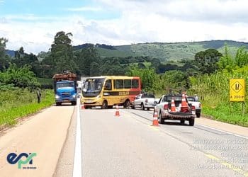 Micro-ônibus com dez crianças se envolve em acidente na BR-459