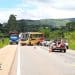 Micro-ônibus com dez crianças se envolve em acidente na BR-459