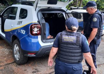 Mulher que xingou e ameaçou PM é presa novamente após tentar agredir guarda