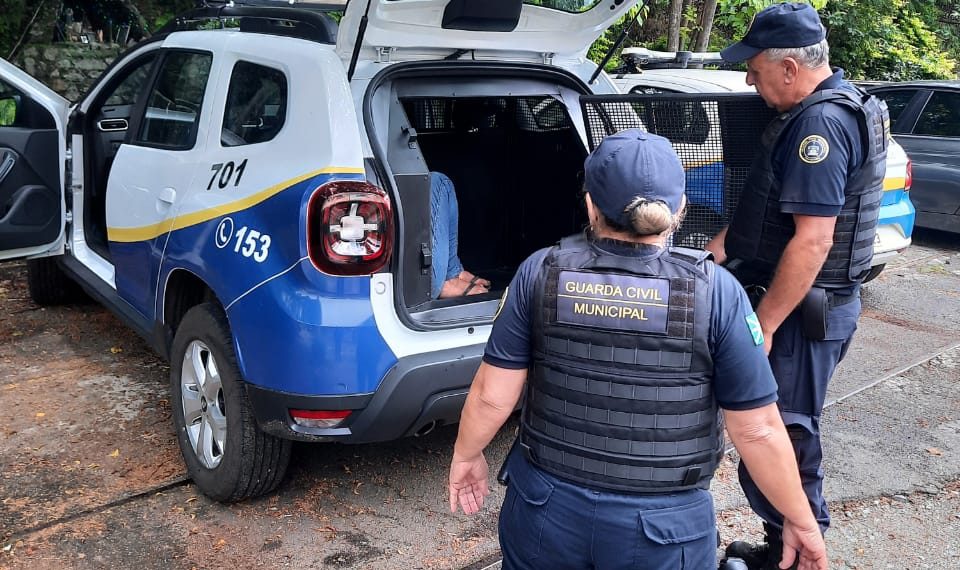 Mulher que xingou e ameaçou PM é presa novamente após tentar agredir guarda