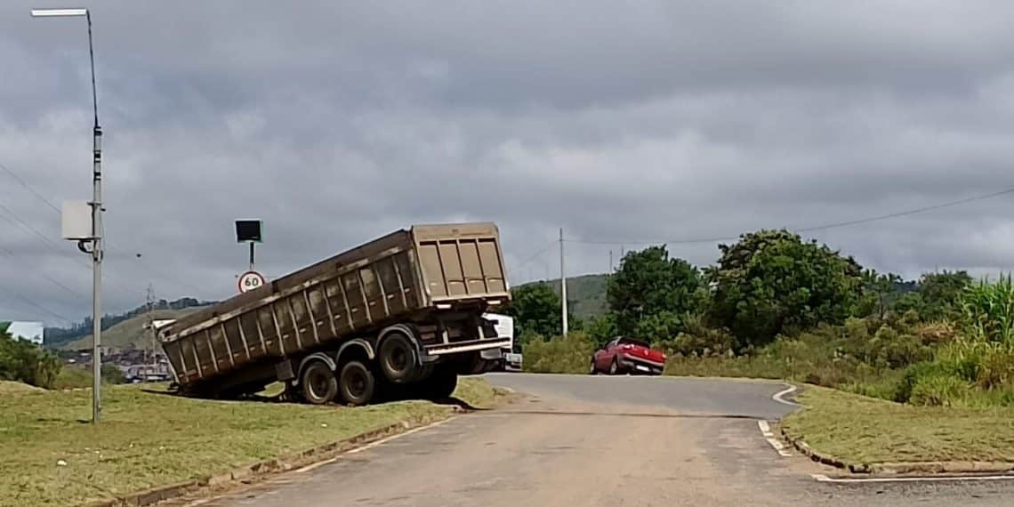 Carreta se desprende de cavalo mecânico em Poços de Caldas