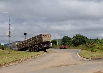 Carreta se desprende de cavalo mecânico em Poços de Caldas