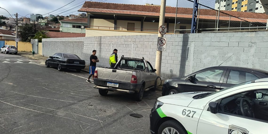 Caminhonete furtada em Caldas atinge poste em frente escola em Poços de Caldas