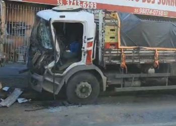 Batida entre dois caminhões deixa uma pessoa ferida em Poços de Caldas