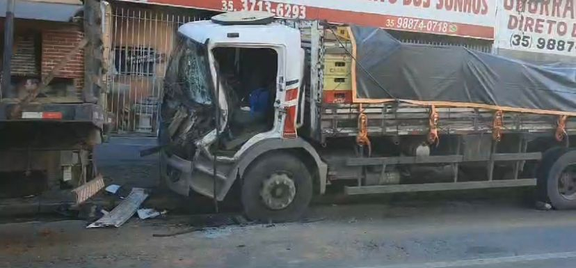 Batida entre dois caminhões deixa uma pessoa ferida em Poços de Caldas