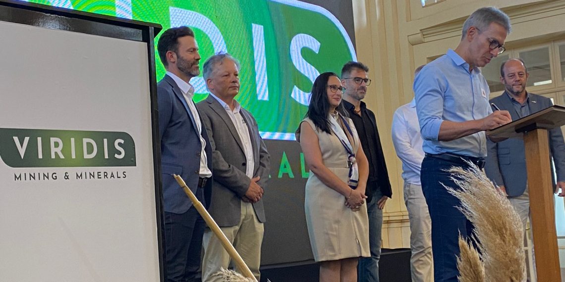 Com a presença de Romeu Zema, protocolo de investimentos entre Governo e empresa australiana é assinado em Poços