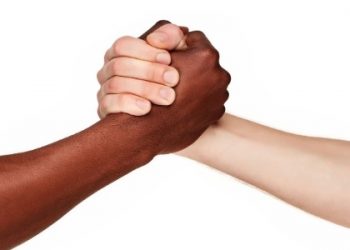 Instituições de ensino devem realizar campanhas de combate ao racismo ao longo do ano em Poços